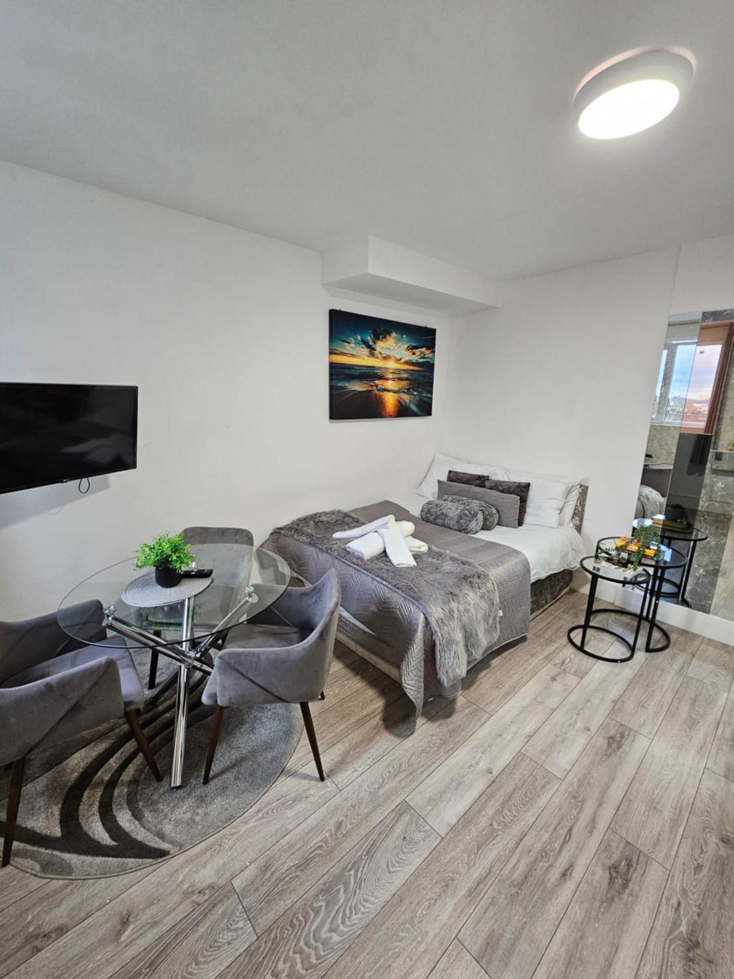 Stylish Near Kensal Londra