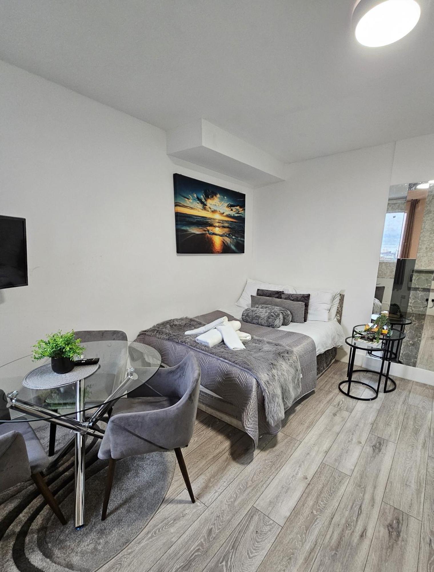 Stylish Near Kensal Londra